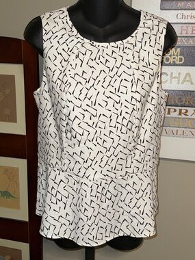 Banana Republic Factory White Sleeveless Tank with Black Dash Print
